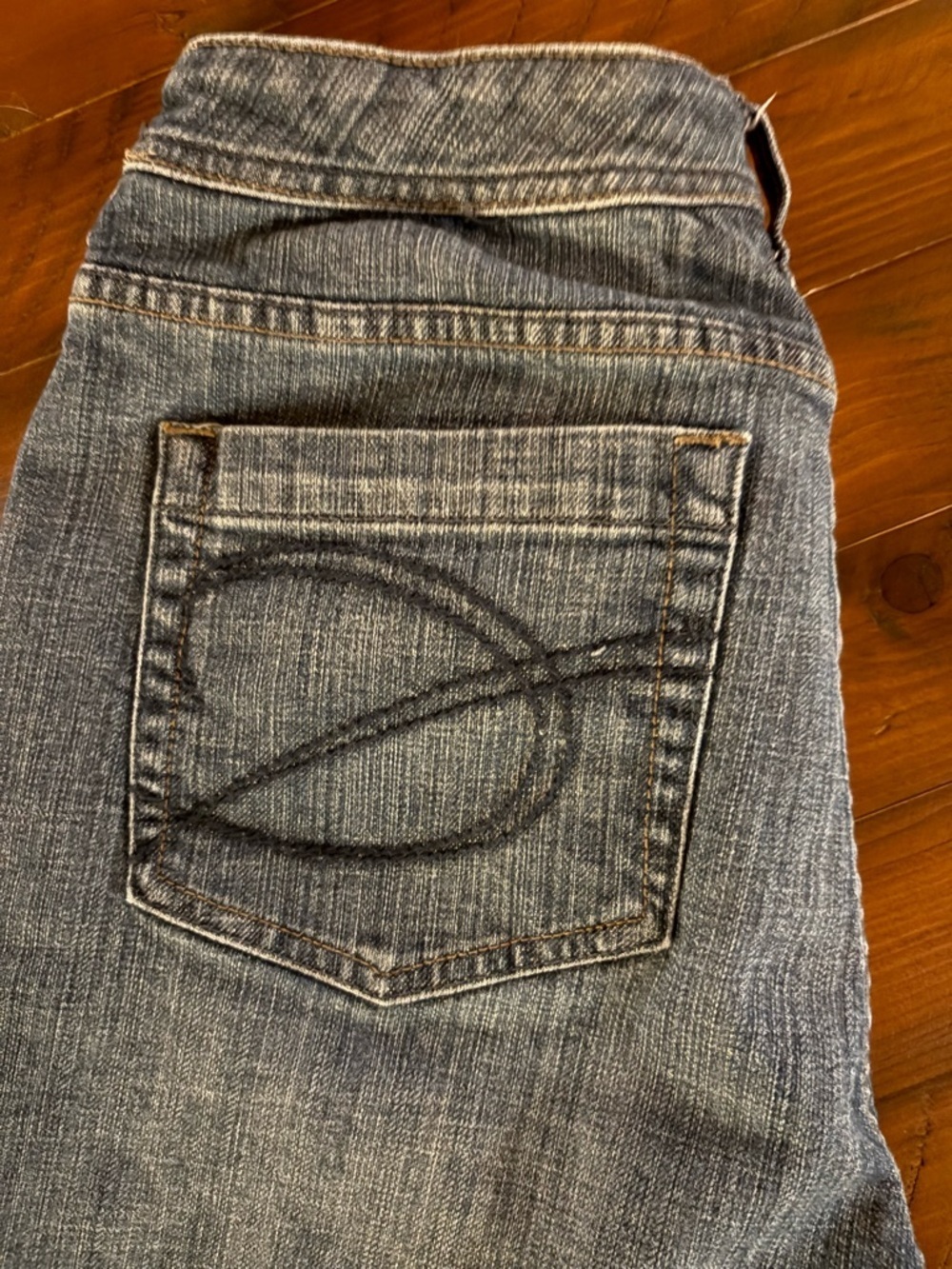 Chico's 1.5 Short Platinum Denim Jeans in Faded Blue, Sz 8-10, no gap waistband - Picture 7 of 9